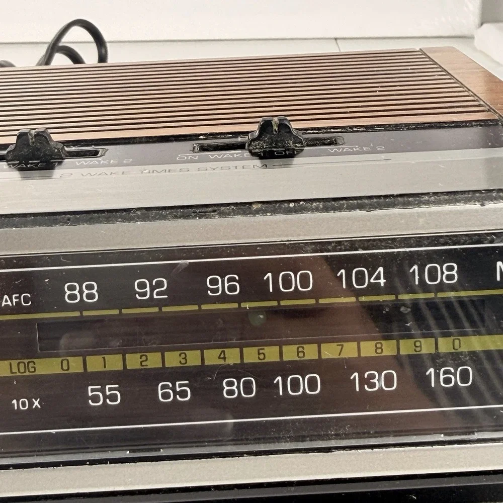 Vintage General Electric Faux Woodgrain Digital Alarm Clock Radio 74675A WORKING